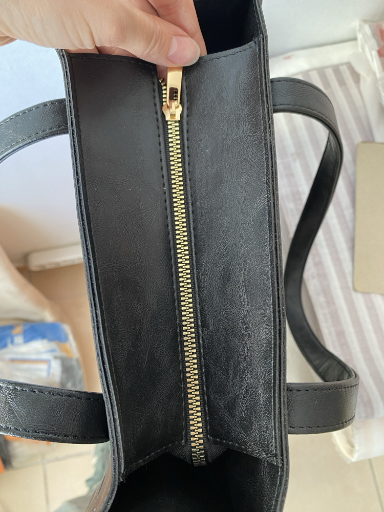 KOLLU ÇERÇEVE BOTTEGA DESENLİ SİYAH YAVRULU ÇANTAMIZ