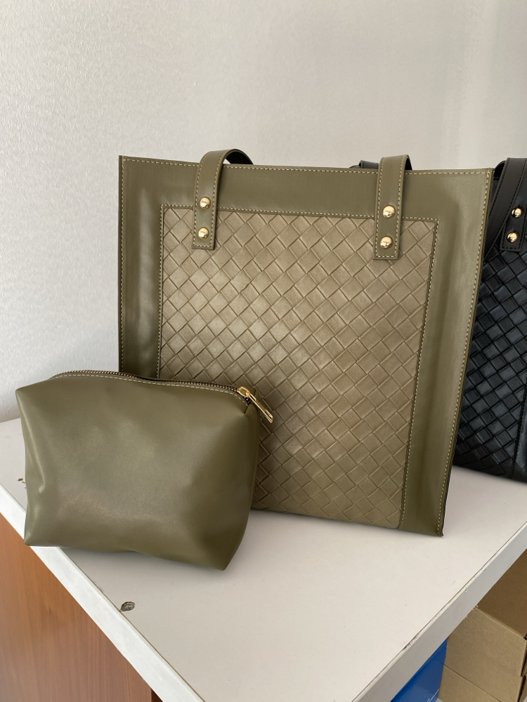 KOLLU İÇİ YAVRULU HAKİ ÇERÇEVE BOTTEGA DESENLİ ÇANTAMIZ 