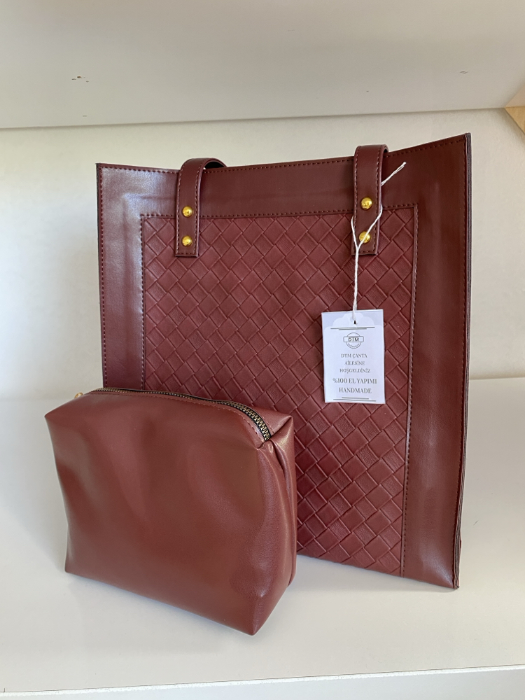 KOLLU ÇERÇEVE BOTTEGA DESENLİ BORDO YAVRULU ÇANTAMIZ