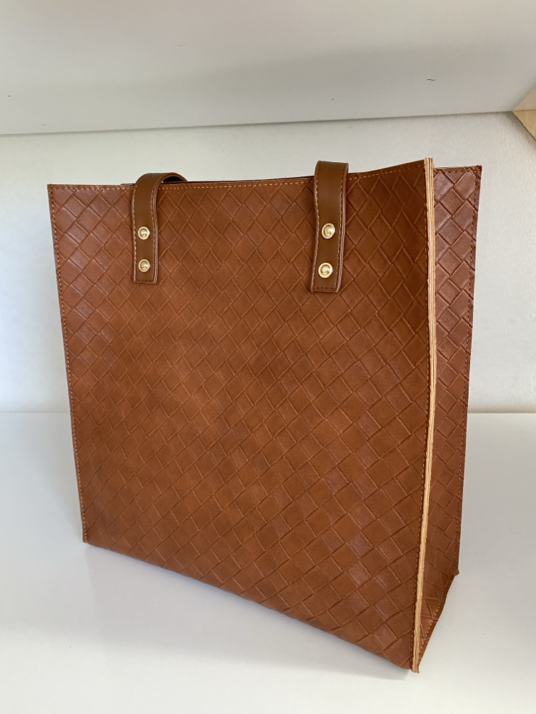 KOLLU BOTTEGA DESENLİ İÇİ YAVRULU TABA ÇANTAMIZ