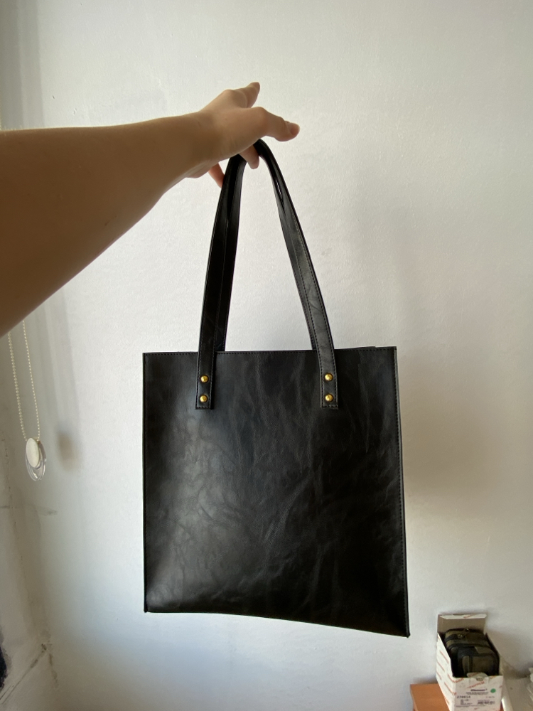 KOLLU ÇERÇEVE BOTTEGA DESENLİ SİYAH YAVRULU ÇANTAMIZ