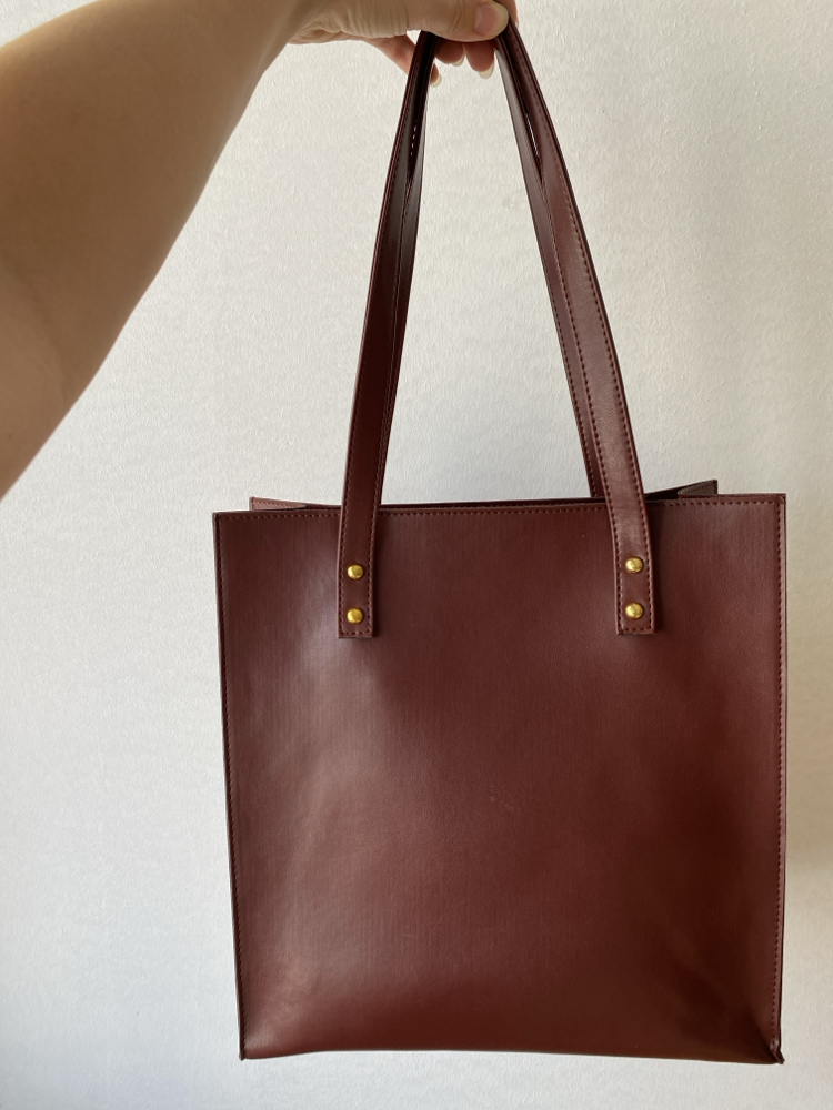 KOLLU ÇERÇEVE BOTTEGA DESENLİ BORDO YAVRULU ÇANTAMIZ