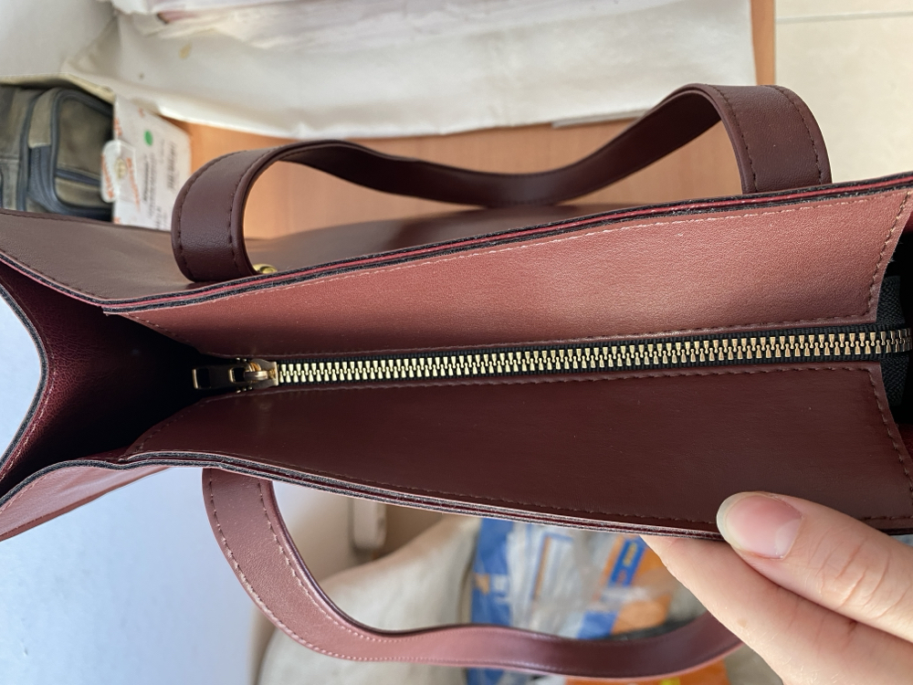 KOLLU ÇERÇEVE BOTTEGA DESENLİ BORDO YAVRULU ÇANTAMIZ