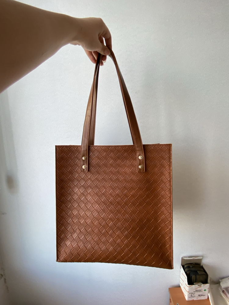 KOLLU BOTTEGA DESENLİ İÇİ YAVRULU TABA ÇANTAMIZ