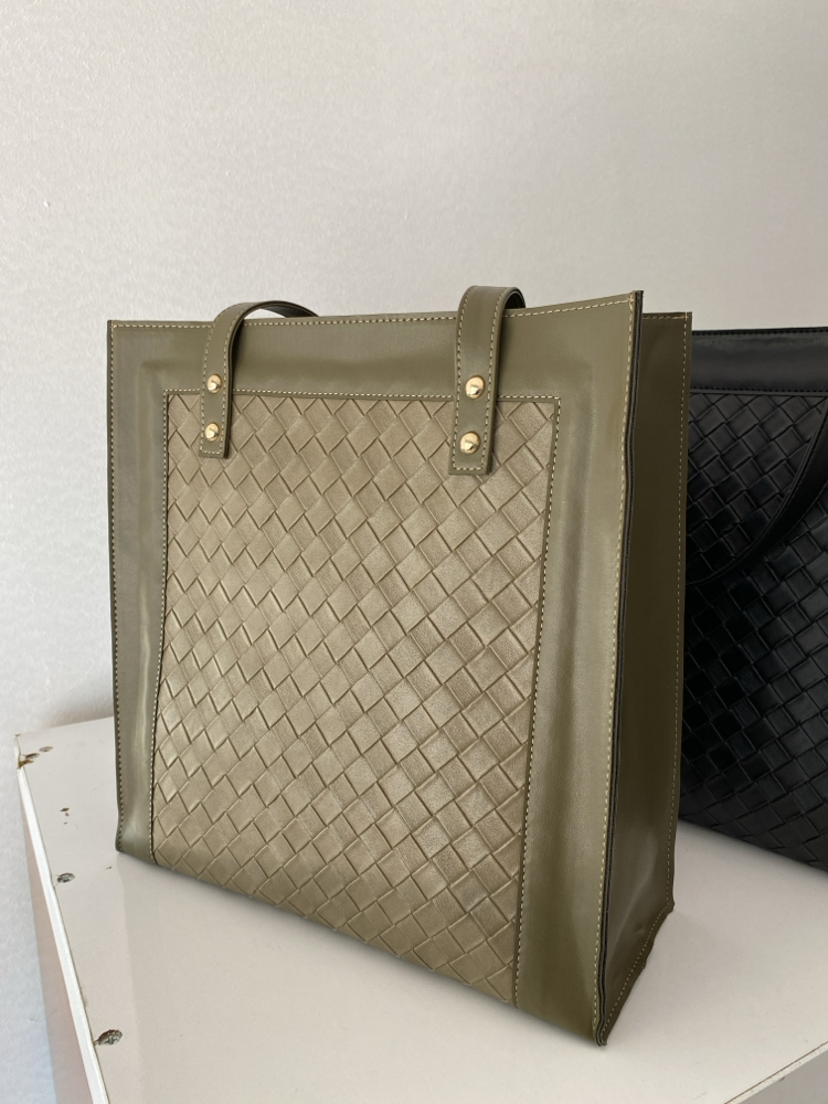 KOLLU İÇİ YAVRULU HAKİ ÇERÇEVE BOTTEGA DESENLİ ÇANTAMIZ 