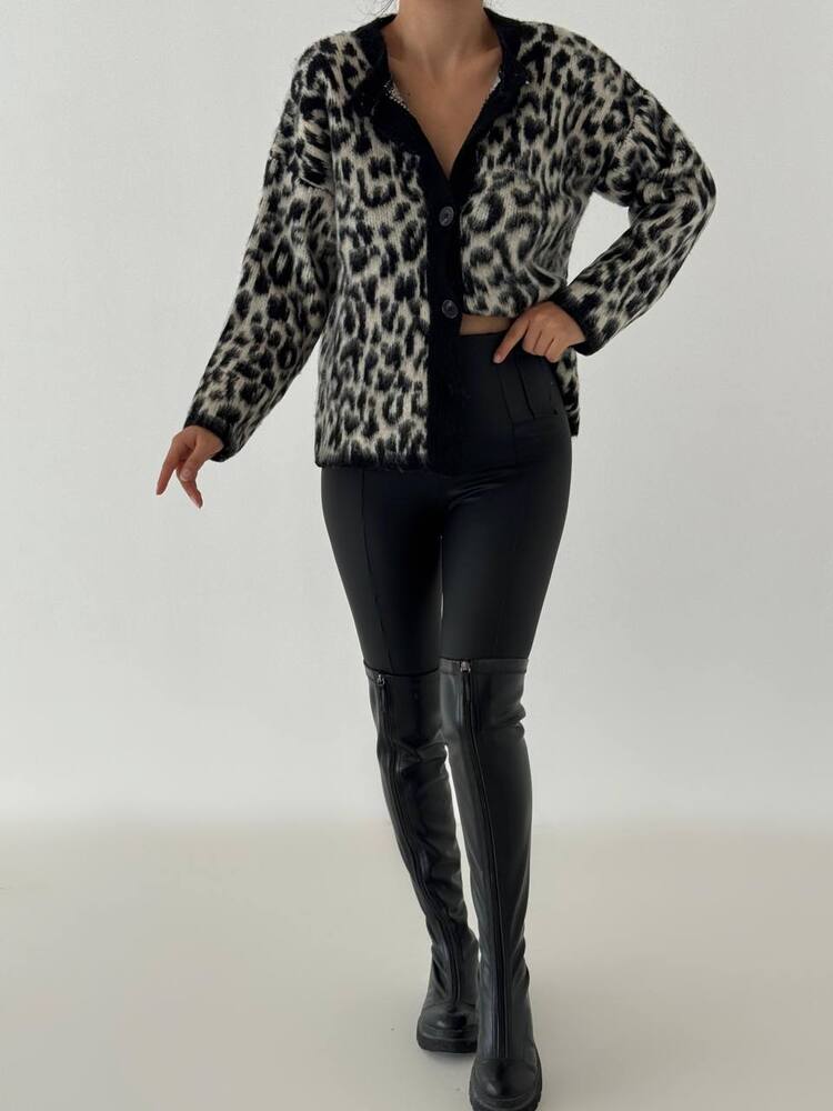 Oversize Kesim Leopar Desenli Düğmeli Kazak/Hırka