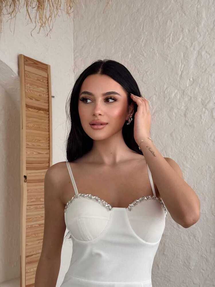 Taş Detaylı Askılı Yırtmaçlı Midi Elbise