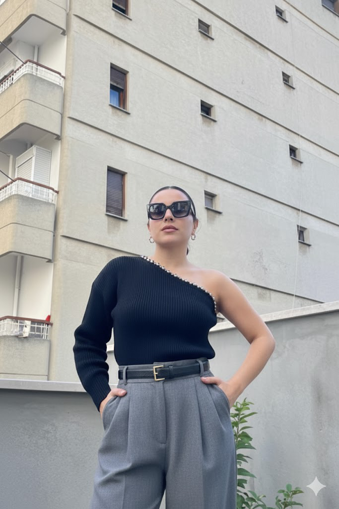 Tek Omuz Zincir Detaylı Siyah Triko Kazak