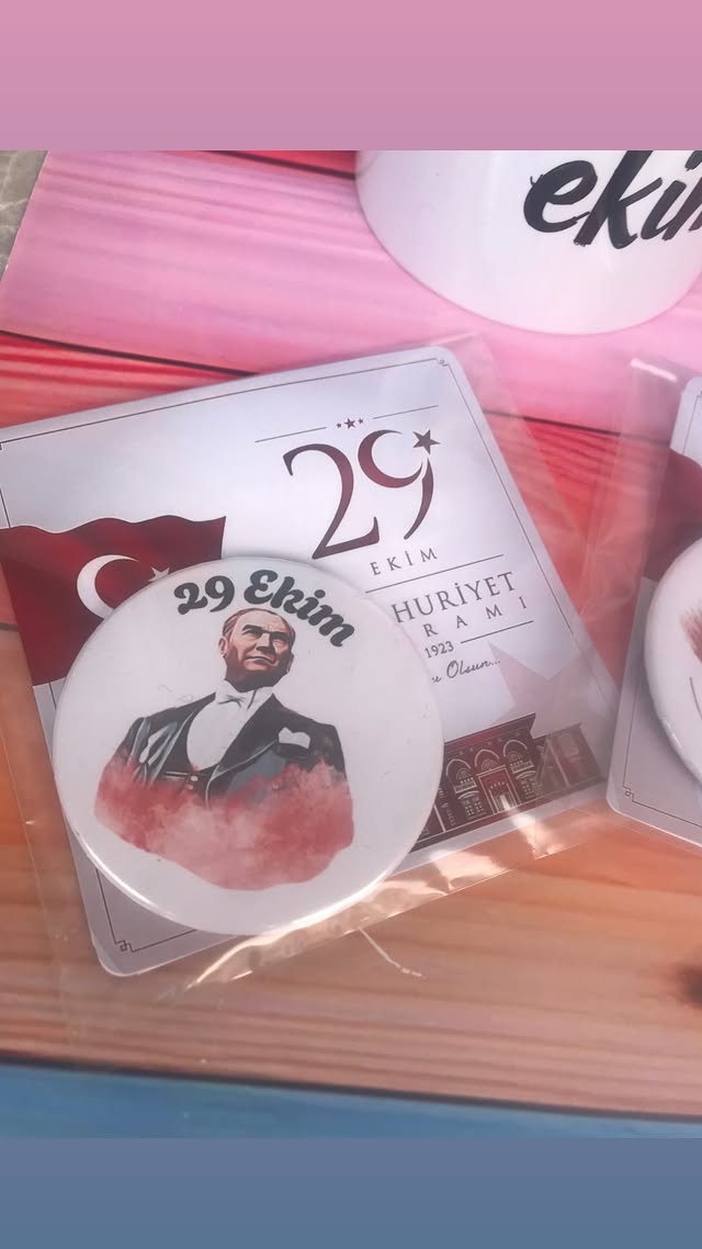 29 Ekim'e özel rozet kartlı paketli
