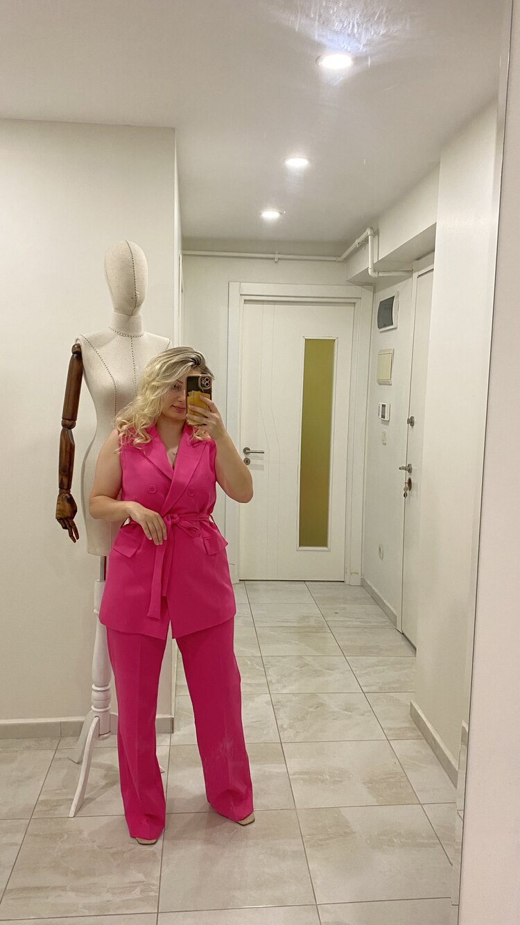 Pembe yelekli takim