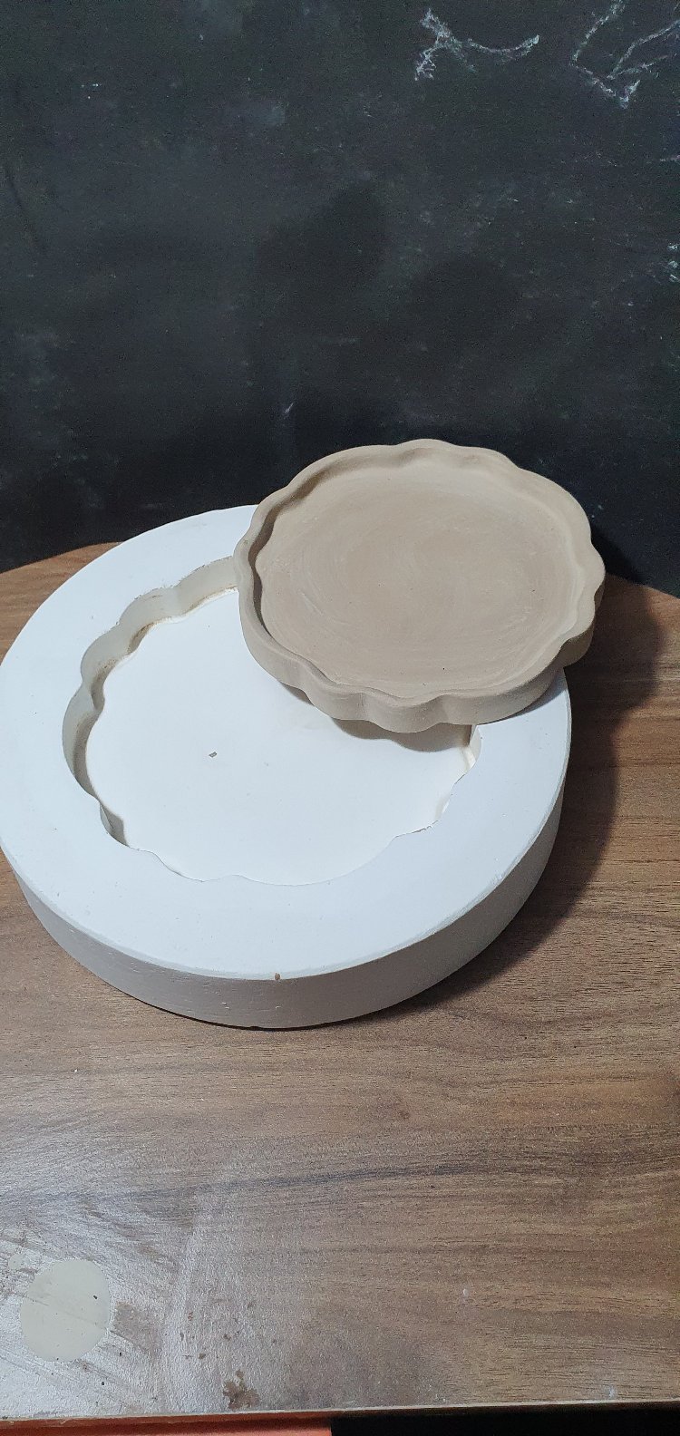 dalgalı tabak kalıbı sır ayaklı