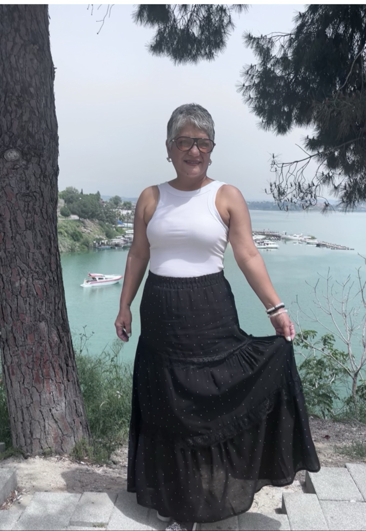 Siyah taşlı etek