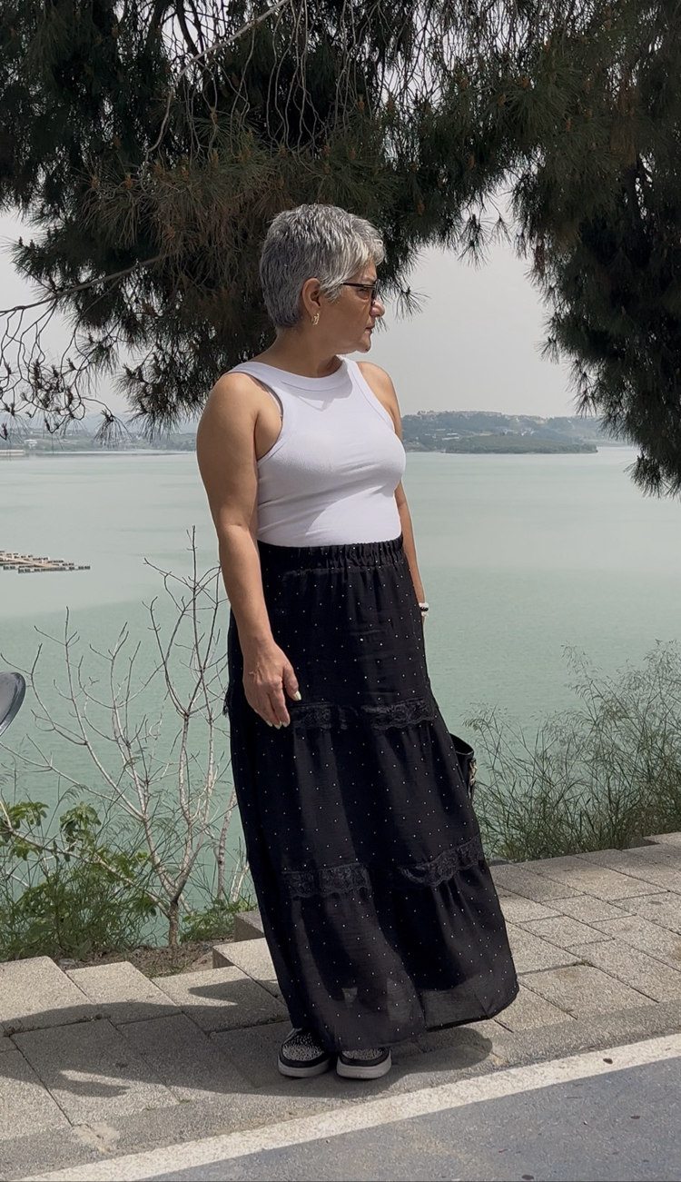 Siyah taşlı etek