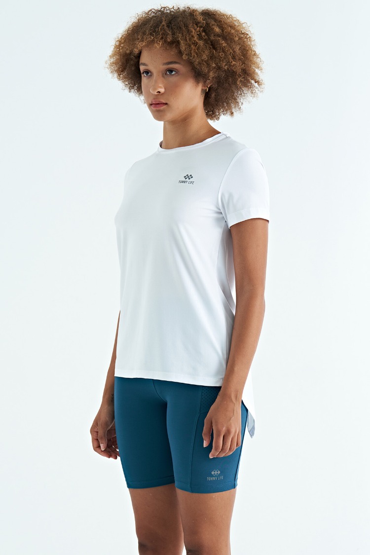 Beyaz Sırt Yırtmaç Detaylı O Yaka Kısa Kollu Standart Kalıp Kadın T-Shirt