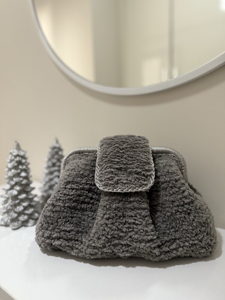 Kapak detaylı peluş çanta