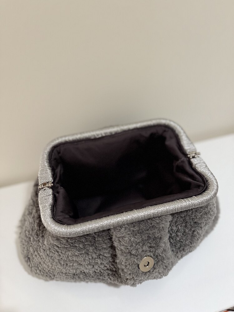 Kapak detaylı peluş çanta