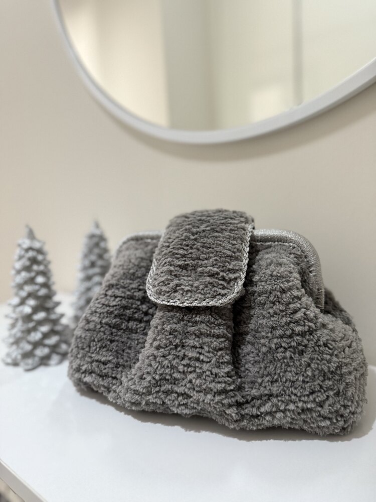 Kapak detaylı peluş çanta
