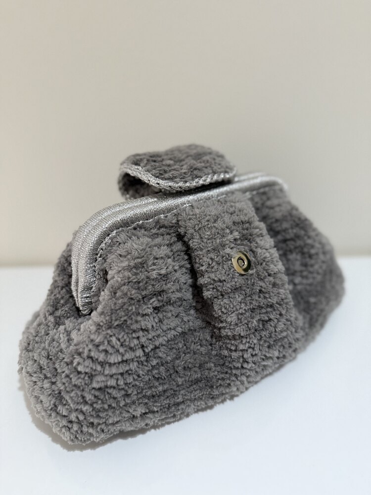 Kapak detaylı peluş çanta