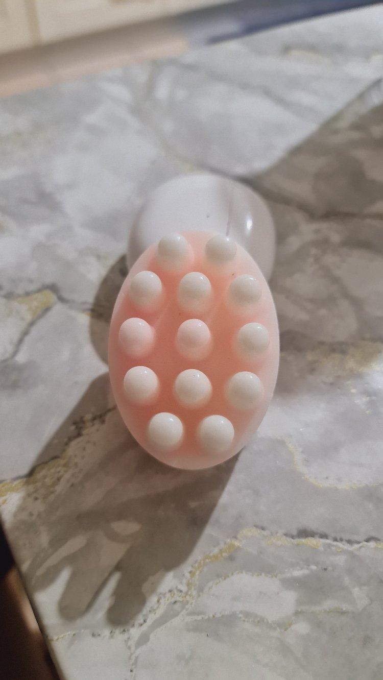 Bal,süt,okiptus, çay ağacı, jojoba yağı,nane yağı,kabak lifli masaj sabun