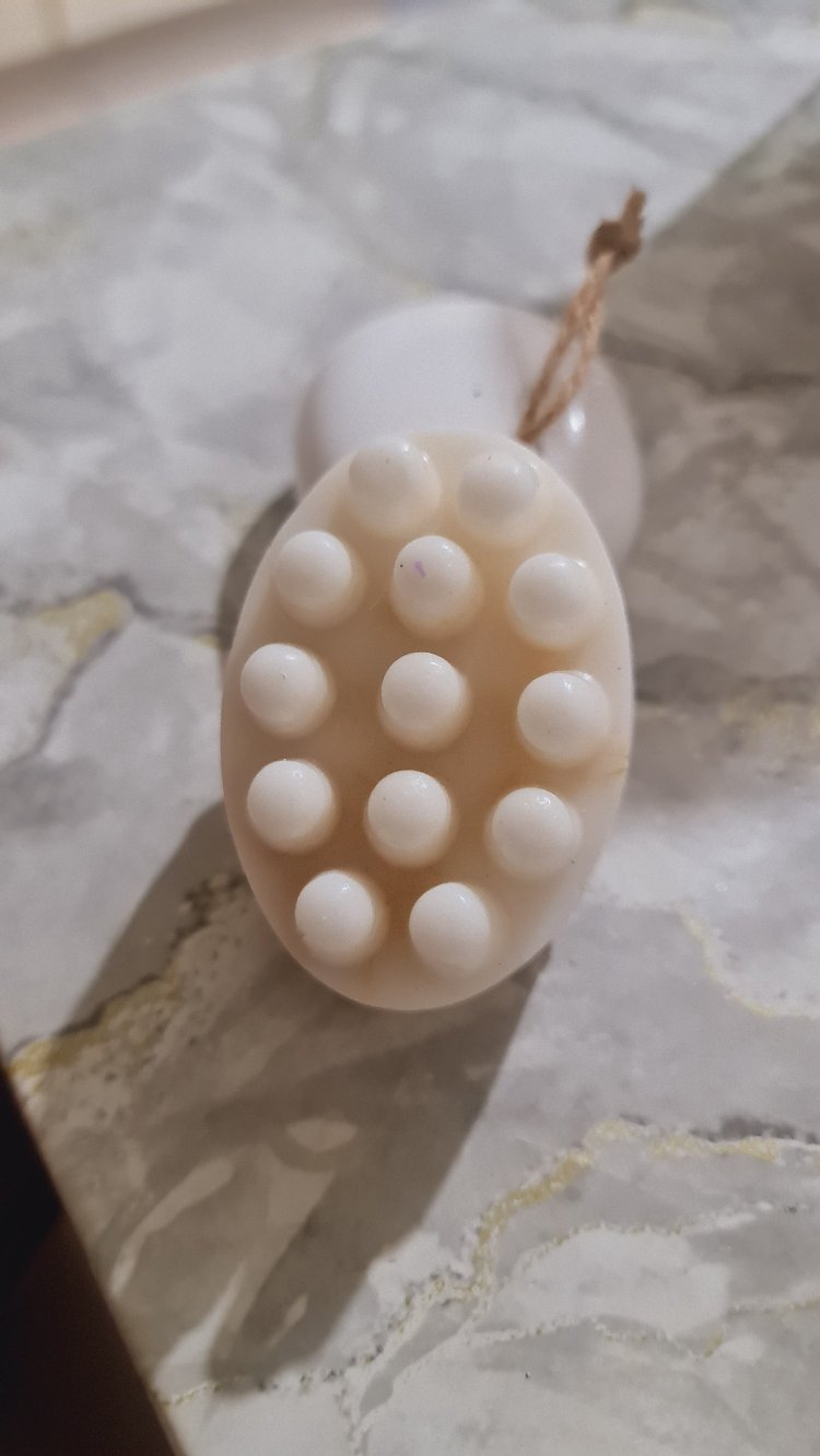 Bal,süt,okiptus, çay ağacı, jojoba yağı,nane yağı,kabak lifli masaj sabun