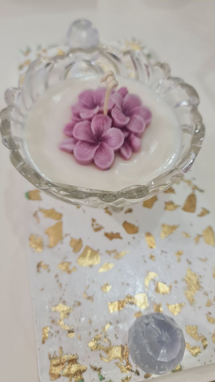 Amber kokulu cam ayaklı kasede mum