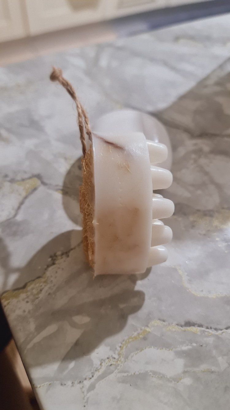 Bal,süt,okiptus, çay ağacı, jojoba yağı,nane yağı,kabak lifli masaj sabun