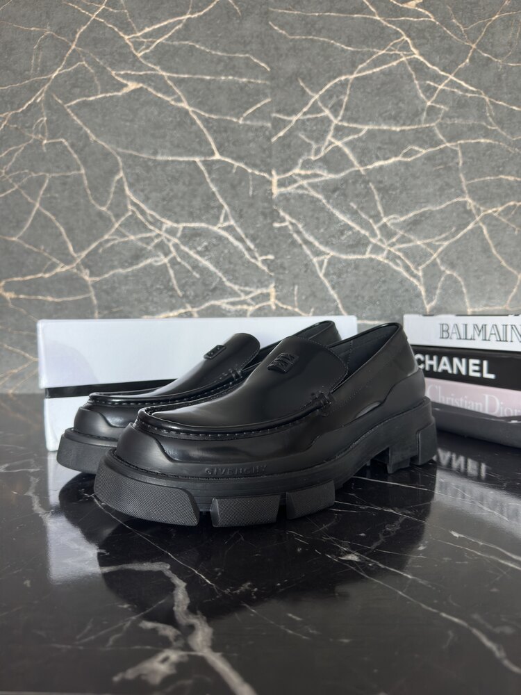 GIVENCHY