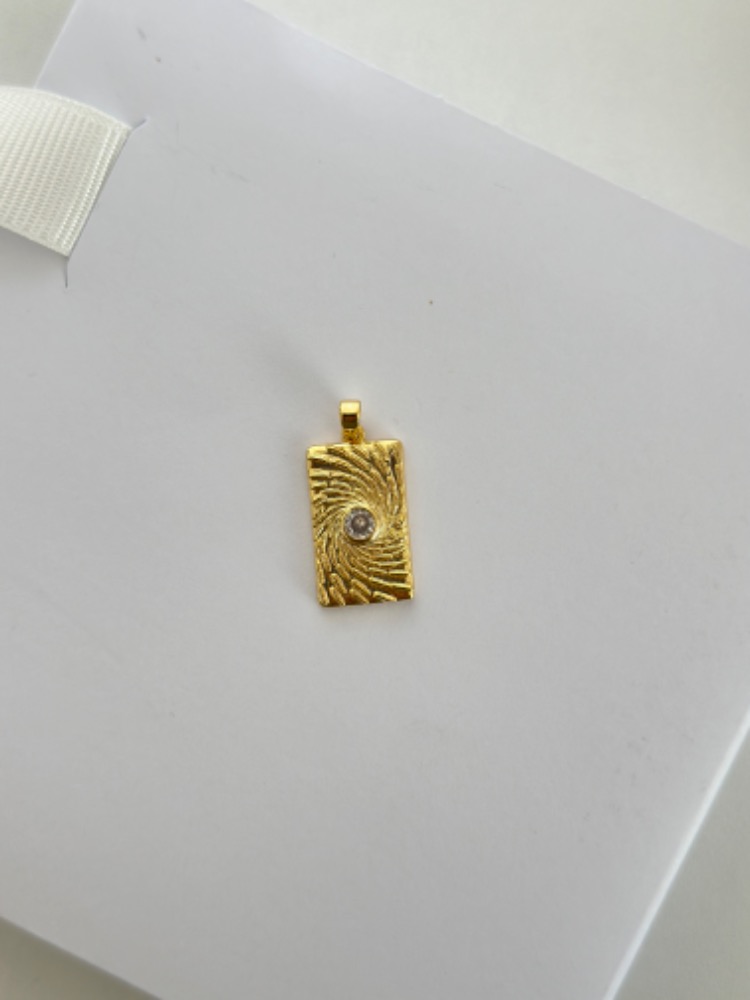 Altın Kaplama Kum Desenli Plaka Charm