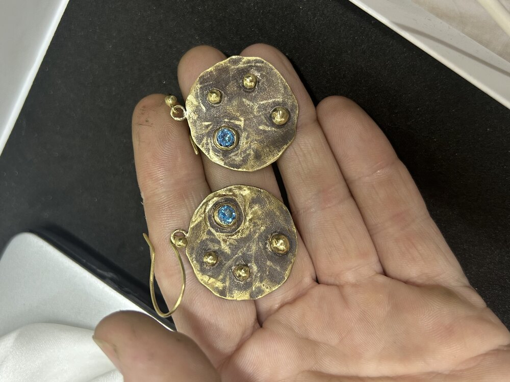 Zirkon taşlı pirinç tasarım küpe