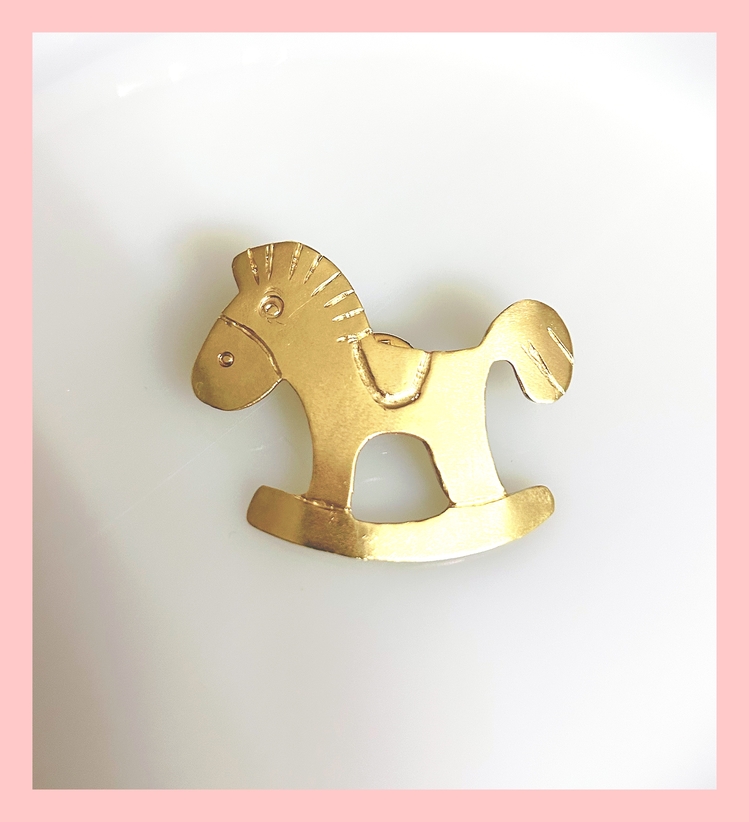 Rocking horse broş: Çocukluk masumiyeti