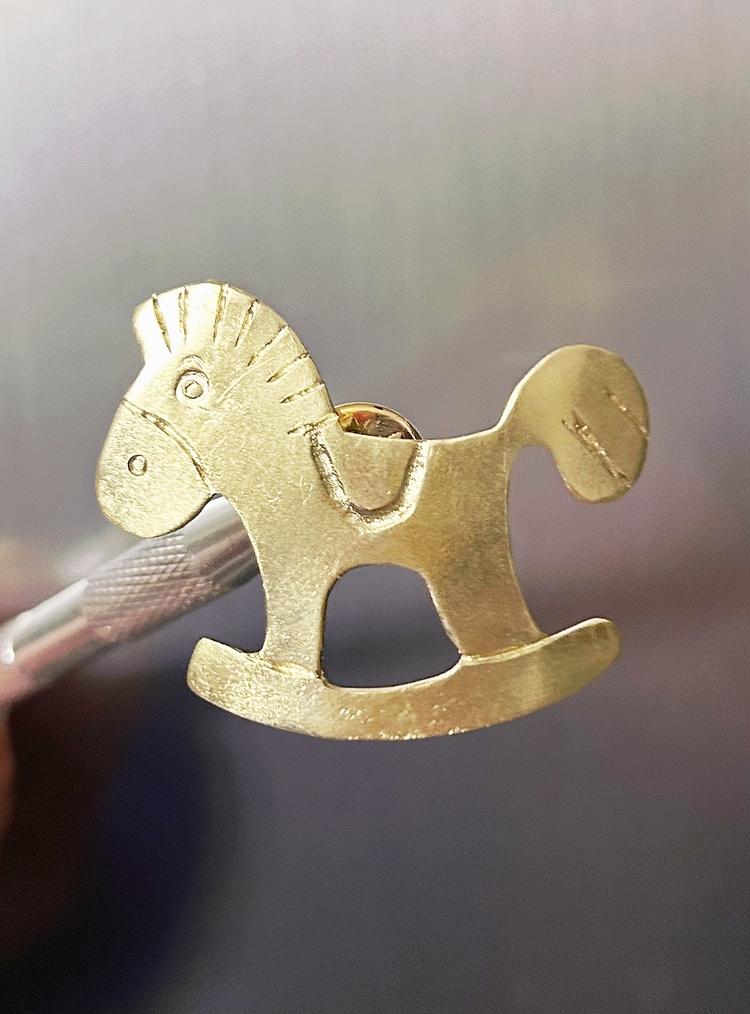 Rocking horse broş: Çocukluk masumiyeti