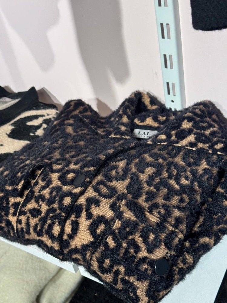 LAL TRİKO YAKA DETAYLI DÜĞMELİ LEOPAR DESEN HIRKA CEKET