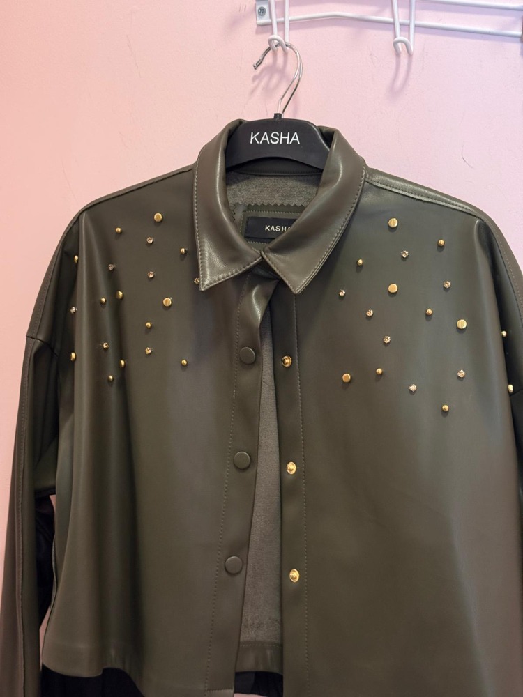 KASHA SUNİ DERİ TAŞ DETAYLI HAKİ CROP GÖMLEK HAKİ MİNİ ETEK İKİLİ TAKIM