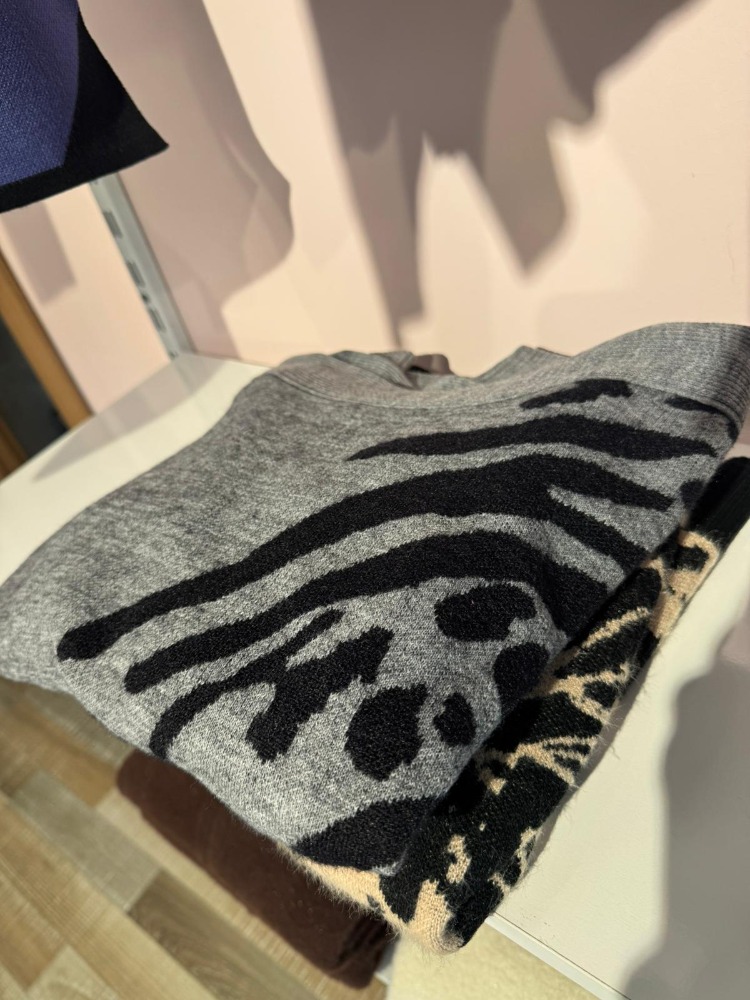 LAL TRİKO ZEBRA DESEN ÖMÜZ DÜĞMELİ KAZAK