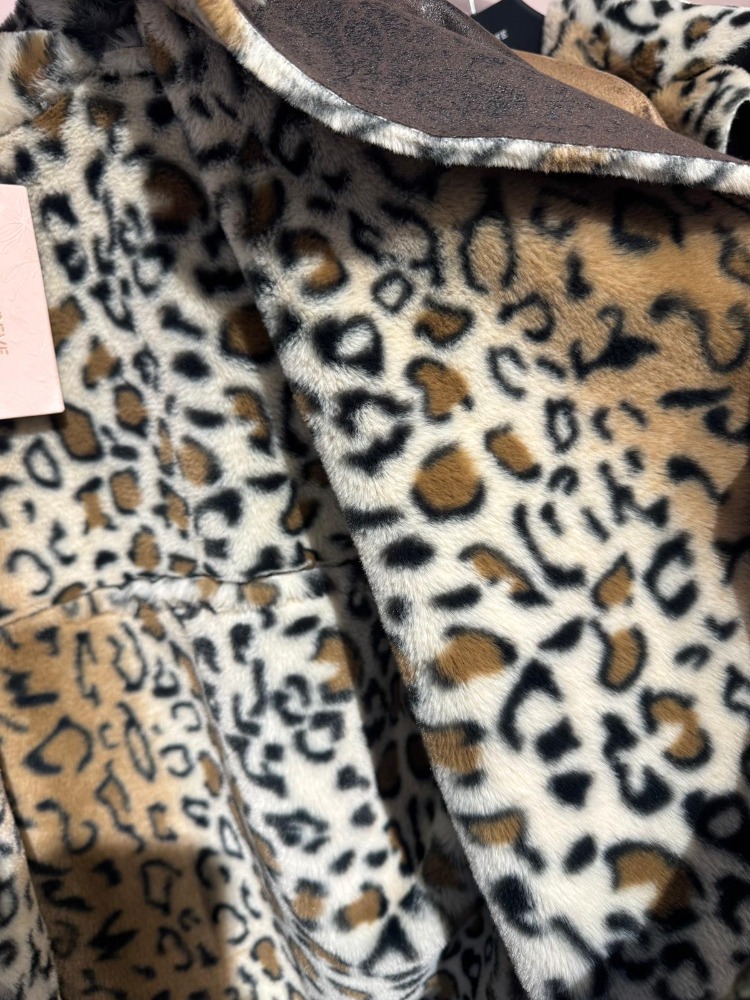 İTHAL LEOPAR DESENLİ KÜRK DETAYLI TABA CEPLİ DÜĞMELİ PANÇO CEKET