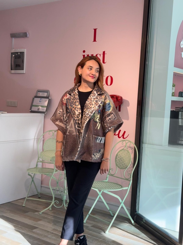 İTHAL GRAFİTİ DESENLİ LEOPAR DETAYLI CEPLİ DÜĞMELİ PANÇO