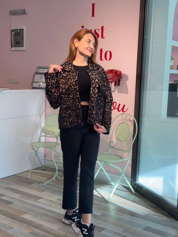 LAL TRİKO YAKA DETAYLI DÜĞMELİ LEOPAR DESEN HIRKA CEKET