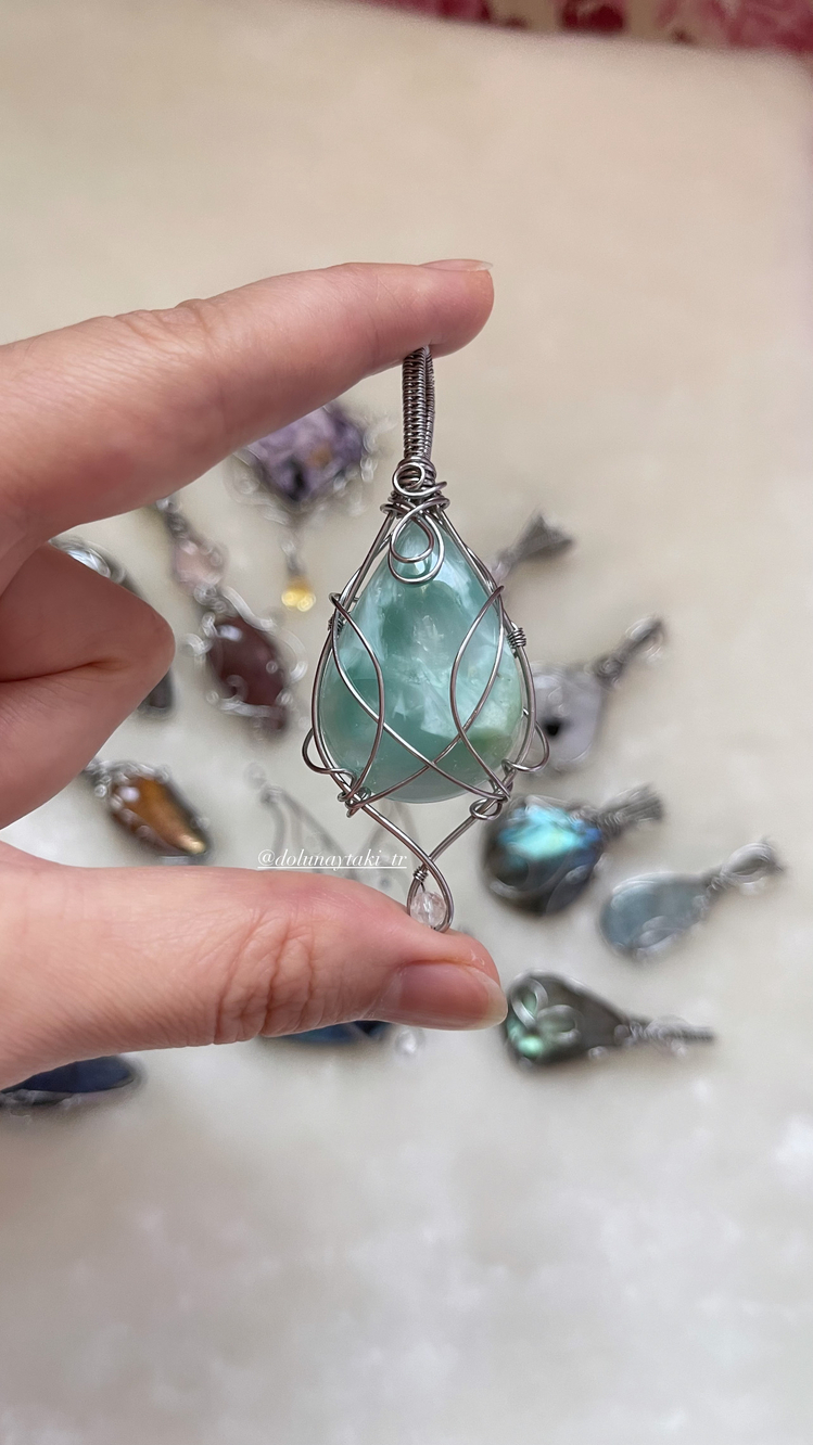 Hemimorphite Taşı Özel Tasarım Çelik Kolye (Ahşap Kutulu)