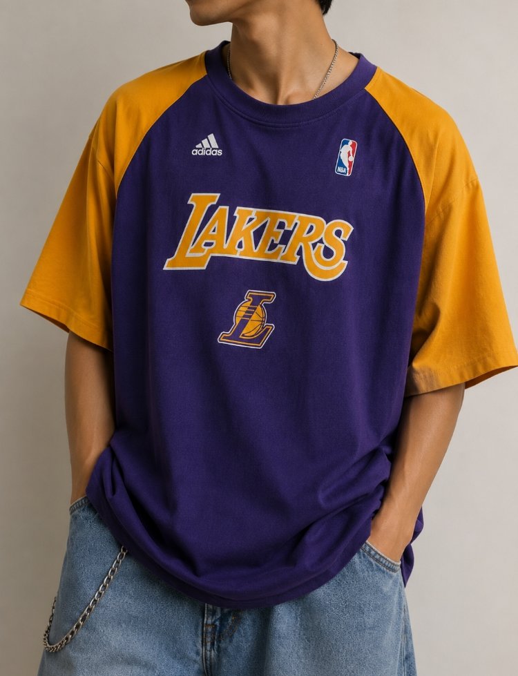 Vintage Adidas NBA Lakers t-shirt şu an satışta