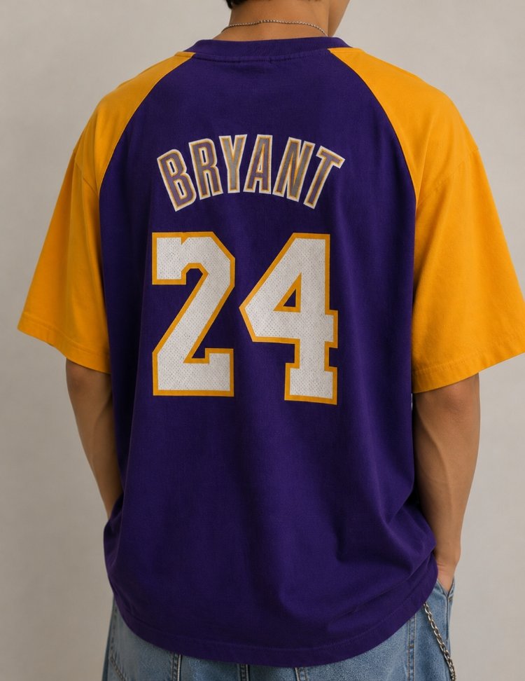 Vintage Adidas NBA Lakers t-shirt şu an satışta