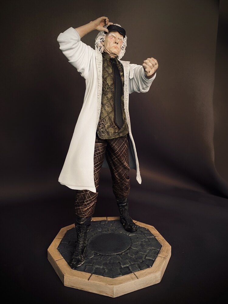 Dr. Emmett Brown Figürü – Geleceğe Dönüş’ün Efsanevi Bilim Adamı