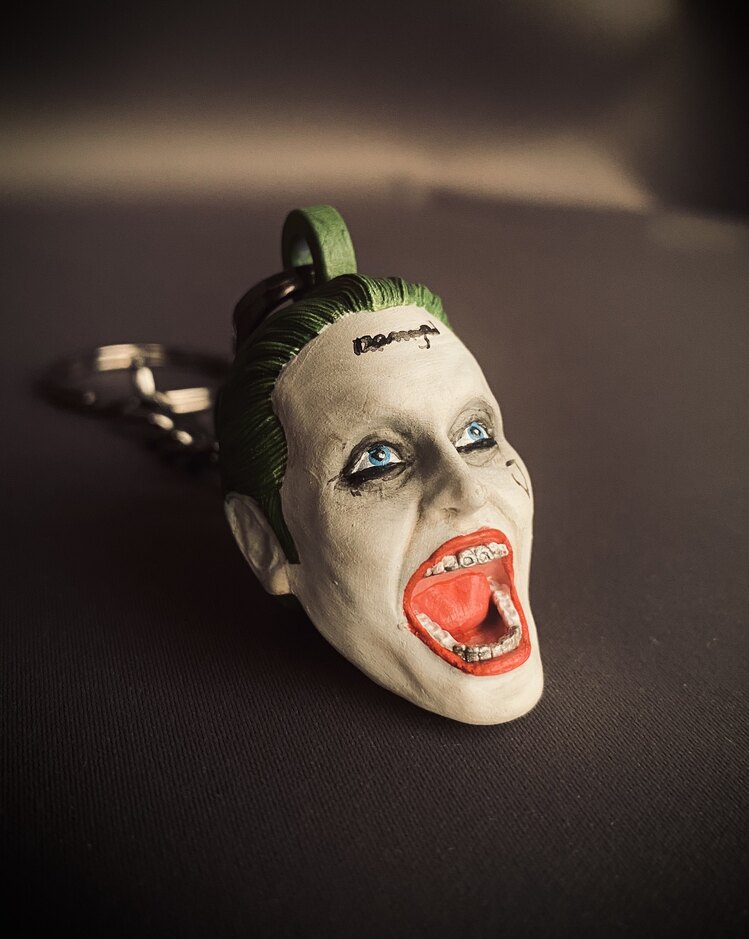 Jared Leto Joker Anahtarlık – Kaosun İkonik Yansıması