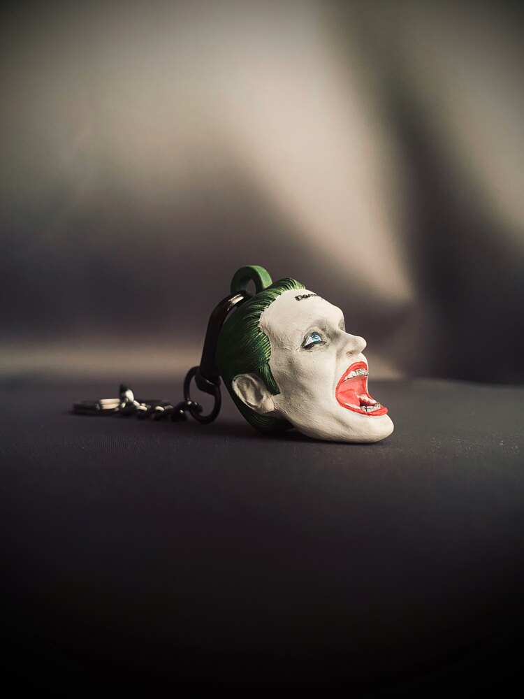 Jared Leto Joker Anahtarlık – Kaosun İkonik Yansıması
