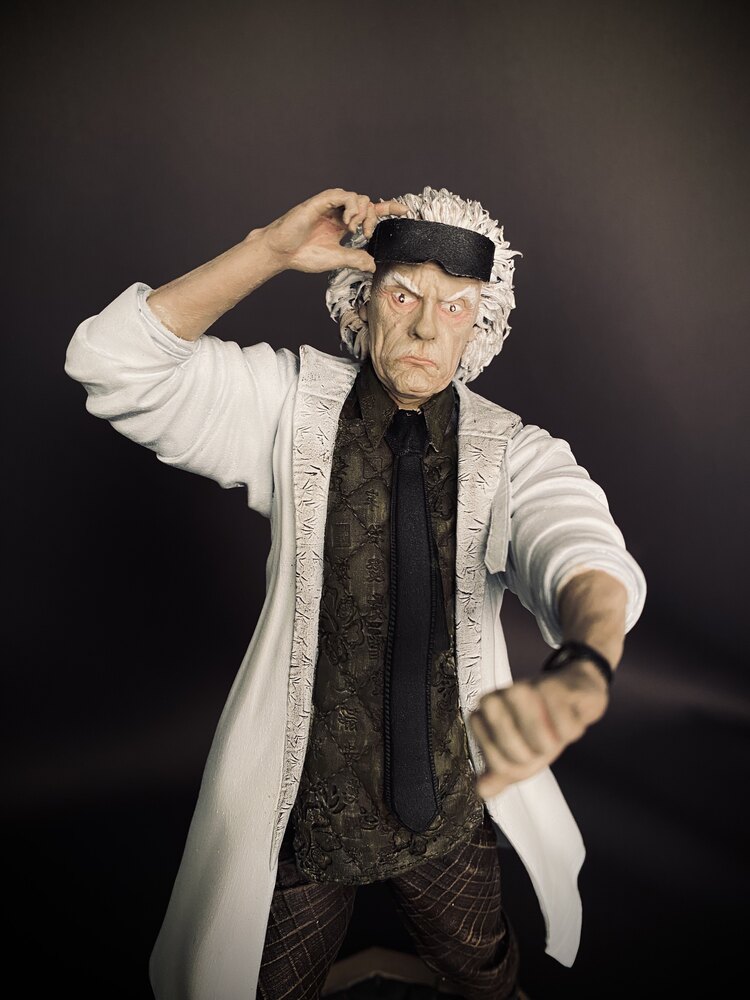 Dr. Emmett Brown Figürü – Geleceğe Dönüş’ün Efsanevi Bilim Adamı