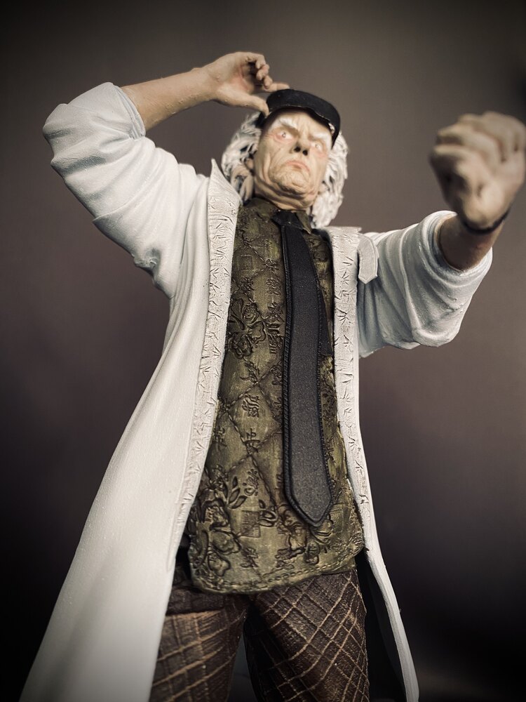 Dr. Emmett Brown Figürü – Geleceğe Dönüş’ün Efsanevi Bilim Adamı