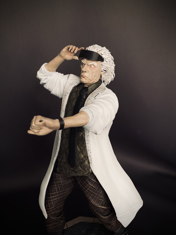 Dr. Emmett Brown Figürü – Geleceğe Dönüş’ün Efsanevi Bilim Adamı