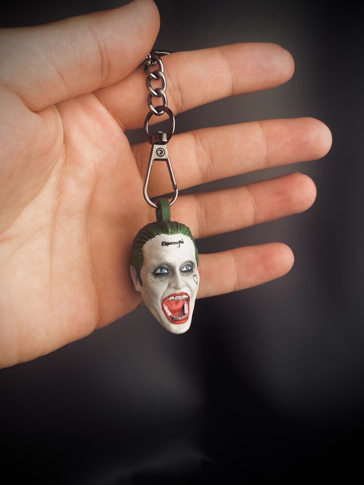 Jared Leto Joker Anahtarlık – Kaosun İkonik Yansıması