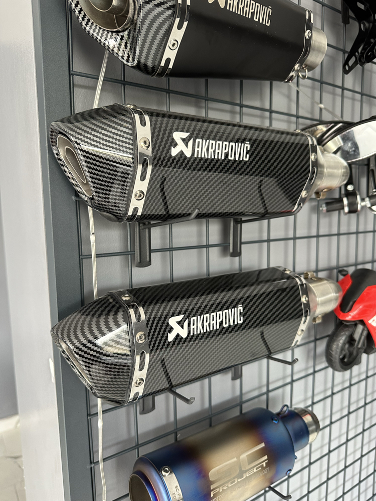 SUSTURUCULU AKRAPOVIC 37CM TOK SES