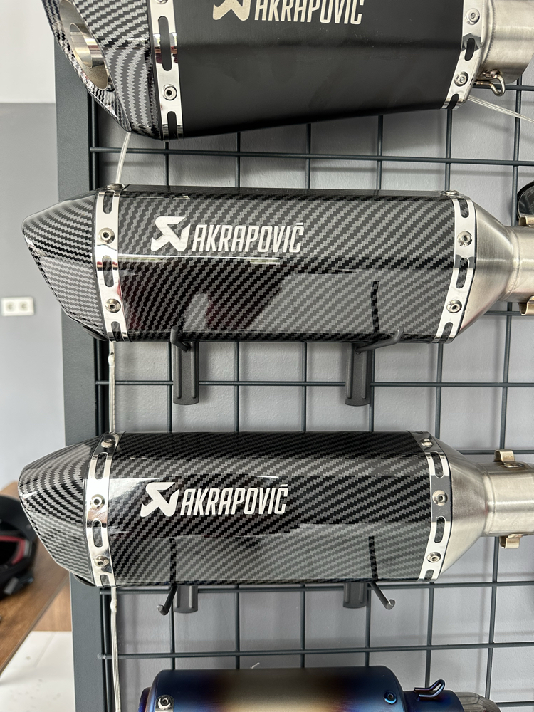 SUSTURUCULU AKRAPOVIC 37CM TOK SES