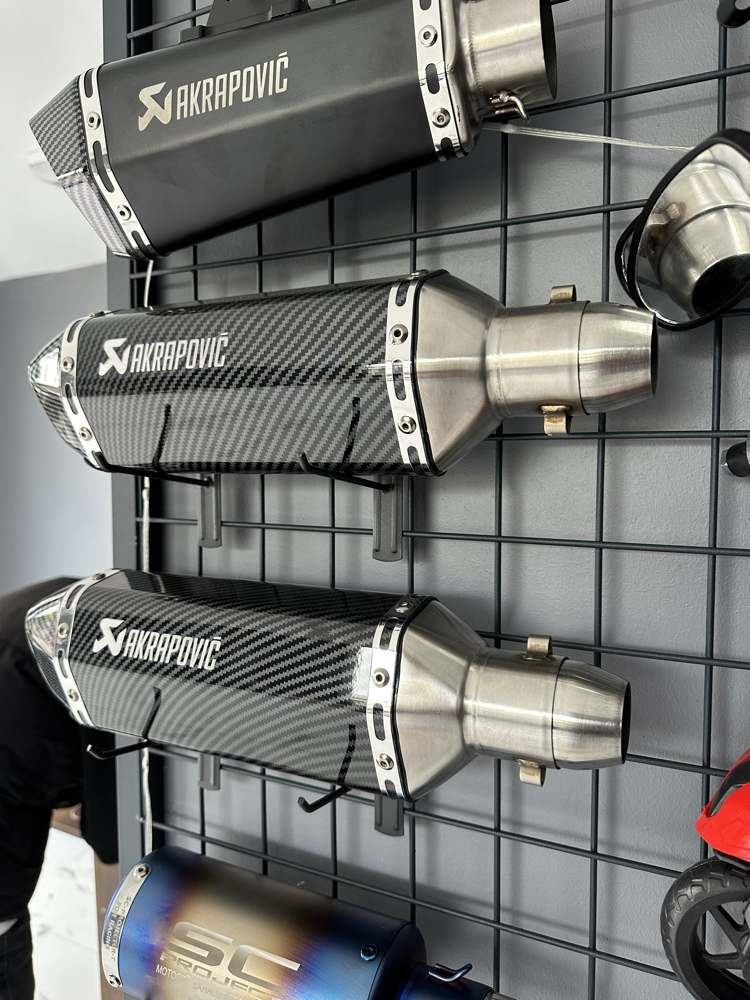 SUSTURUCULU AKRAPOVIC 37CM TOK SES
